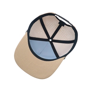 Gorra de golf impermeable y transpirable de fábrica, de 5 paneles, estructurada, con parche de silicona personalizado, visera plana y cuerda trenzada en la visera. - Product Image 5