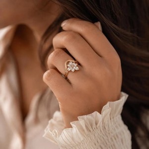 Bague de fiançailles en or jaune massif 10K 14K 18K avec diamant de laboratoire en forme de poire, couleur DEF, clarté VS VVS, design floral unique - Product Image 5