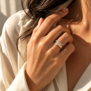 Bague de fiançailles en diamant taille trillion plaqué or jaune 18 carats avec bande en moissanite pour cadeau d'anniversaire de mariage - Product Image 6