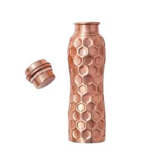 Bouteille d'eau en cuivre hexagonale en forme de nid d'abeille, texture géométrique en relief, bouteille à boire ayurvédique réutilisable, design haut de gamme - Product Image 1