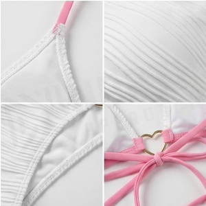 Ensemble de bikini blanc et rose à bretelles avec détail cœur, haut dos nu et bas à nouer sur les côtés, maillot de bain pour femme - Product Image 4