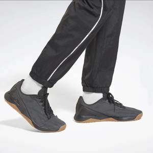 Conjunto Deportivo Cortavientos Personalizado para Hombre - Chaqueta Ligera con Capucha Reflectante y Pantalones Impermeables - Product Image 2