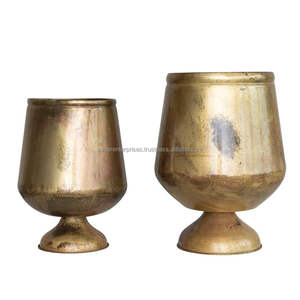 Jardinière en métal design conçue pour une présentation élégante des plantes dans les salons, les patios et les jardins - Product Image 2