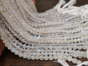 Perles rondes lisses en pierre de lune arc-en-ciel blanche naturelle de 4 à 6 mm en provenance du Rajasthan, vendues par brin de 8 pouces pour la fabrication de bijoux - Product Image 4