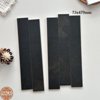 Carreaux de céramique industriels noir mat multi-moulures 75x479mm, briques linéaires fines noir profond pour la conception d'intérieurs commerciaux