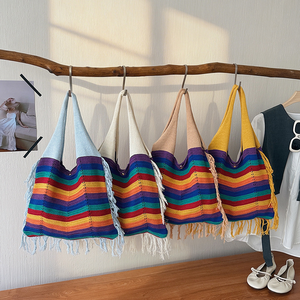Bolsa de Mano Grande con Borlas Coloridas y Cierre de Botón, Elegante Bolsa de Hombro para Viajes al Aire Libre - Product Image 2