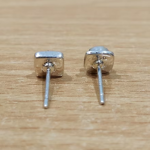 Boucles d'oreilles clous en argent sterling 925 avec pierre précieuse verte, monture carrée, centre taillé rond |   Fournisseur en gros de bijoux minimalistes modernes - Product Image 3