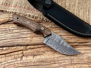 Cuchillo de desollar de hoja fija de acero de Damasco forjado a mano con funda, cuchillo de caza y camping OEM personalizado de espiga completa con mango de madera de nogal - Product Image 2
