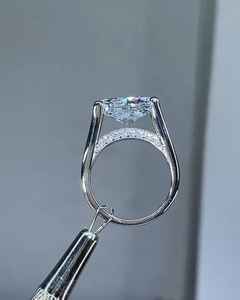 แหวนมอสซาไนต์ทรงรีประดับเพชรแบบพาเว่ ซ่อนรัศมีรอบเพชรเม็ดเดี่ยว ตัวเรือนเงินแท้ 925 ดีไซน์โดดเด่น เหมาะสำหรับเป็นแหวนแต่งงานหรือแหวนแทนใจสำหรับผู้หญิง - Product Image 3