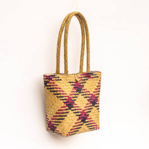 Bolso tote de paja con forma de trapezio - Patrón geométrico tejido a mano en una llamativa combinación de colores rosa y morado - Product Image 4