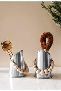 Porte-couverts en métal orné pour une mise en place traditionnelle de la table à manger, avec un travail métallique détaillé et fonctionnel - Product Image 2