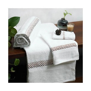 Vente en gros de coton naturel brodé en zigzag, usage quotidien 40x60cm, ensembles de serviettes de bain rectangulaires avec certificat GOTS pour le golf, taille personnalisée - Product Image 1