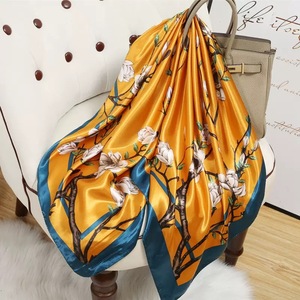 Kneka Élégant Foulard Carré Imprimé 100% Soie pour Femme, Accessoire de Mode Multifonctionnel Musulman Toutes Saisons - Product Image 3