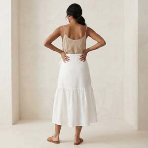 Jupe mi-longue en coton blanc à volants plissés pour femmes, avec tissu léger, style moderne, coupe confortable pour tous les jours - Product Image 3