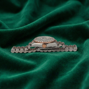 Montre de luxe à cadran vert, mouvement à quartz, calibre ETA, lunette sertie de diamants bicolores, verre saphir, acier inoxydable, or rose, date - Product Image 2