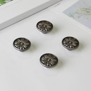 Precio al por mayor: Tiradores de gabinete de aleación de zinc con diseño floral vintage, herrajes de pomo de cajón en plata envejecida para cocina, baño y armario. - Product Image 2