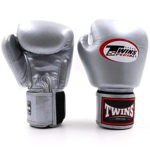 Gants de boxe Sanda en cuir de vache véritable faits à la main Twins Muay Thai avec fermeture auto-agrippante et prise en main - Argent/Rouge - Product Image 4