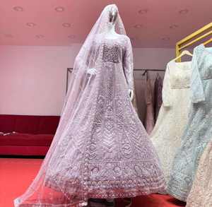 Lehenga de Diseño con Tonos Pastel, Bordado Elaborado con Jarkan y Falda en Capas para Bodas - Product Image 2