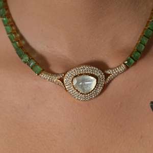 Un moderno collar de diamantes y esmeraldas estilo Polki para mujer, ideal para bodas, fiestas y compromisos. Joyería Gajaah de plata 925, modelo AURA Choker. - Product Image 3