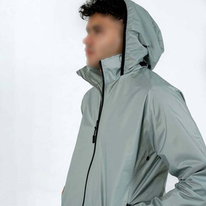 Veste coupe-vent imperméable et respirante avec logo personnalisé pour l'hiver, pour hommes et femmes, à capuche, fermeture éclair, en polyester écologique pour l'extérieur - Product Image 4
