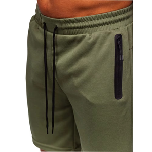 Pantalones cortos deportivos ligeros para hombre, color verde oliva, con bolsillos con cremallera, tela transpirable, cintura elástica, corte elegante y hechos en Pakistán. - Product Image 4