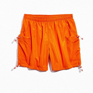 Pantalones cortos de alto rendimiento. Diseñado con franjas laterales deportivas y detalles en contraste para un look profesional y elegante. - Product Image 1
