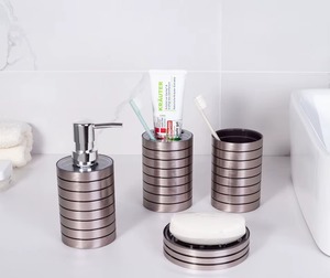 Ensemble d'accessoires de salle de bain métalliques élégants qui rehaussent l'esthétique globale de toute salle de bain. - Product Image 4