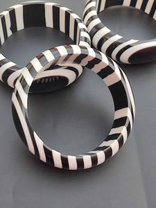 Bracelets en résine rayés noir et blanc, forme ronde, bijoux faits à la main, bracelets de mode unisexes, cadeaux et artisanat - Product Image 4