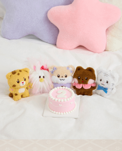 สินค้าที่ระลึกครบรอบ 2 ปีการเปิดตัววง ILLIT (พวงกุญแจตุ๊กตา) หนังสืออิเล็กทรอนิกส์ (ซีดี) พร้อมวัสดุกระดาษและพลาสติก ภาษาเกาหลี - Product Image 3