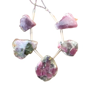 Gema de turmalina Rosa Natural, forma rugosa irregular, taladro lateral superior pulido, fabricación de joyas en crudo, 5 piezas - Product Image 1