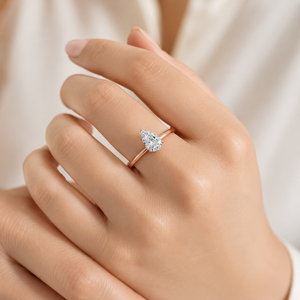 Anillo de Compromiso de Tres Piedras, Plata de Ley 925, Chapado en Oro Blanco |   Anillo de Diamante con Corte Pera Alargado, Color Incoloro VVS, 12.9x6.4mm - Product Image 4