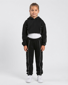Conjunto Deportivo para Niñas, Sudadera con Capucha Extra Grande y Pantalones Deportivos en Color Negro con Líneas en Contraste, en Algodón Suave, Fabricante OEM - Product Image 1