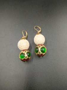 ต่างหูห้อยประดับมุกธรรมชาติทรงกลม รุ่น MA-743 จาก Amaira Jewels ชุบทองบนทองเหลืองสไตล์วินเทจ เหมาะสำหรับงานปาร์ตี้และโอกาสต่างๆ สำหรับผู้หญิง - Product Image 2