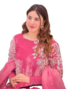 Top de terciopelo pesado de buena calidad de color rosa tradicional indio con hermoso Plazzo y Kurti de terciopelo bordado y pesado - Product Image 1
