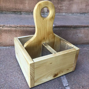 Portacubiertos de madera hecho a mano para la organización de la cocina del hogar, que muestra artesanía tradicional y un diseño funcional. - Product Image 1