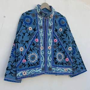 Veste de festival en tissu Suzani d'Ouzbékistan |   Manteau Bohème Brodé Artisanal & Kimono pour Invitée de Mariage - Product Image 4