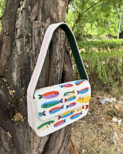 Sac à main rectangulaire brodé à la main avec motif de poissons colorés, artisanat textile - Product Image 4