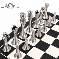 Ensemble d'échecs de luxe en laiton, pièces en métal doré et noir, plateau sur piédestal, jeu de stratégie décoratif, mobilier d'intérieur pour enfants