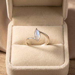 Bague en Pierre de Lune Arc-en-ciel Cabochon Marquise, Bijou Solitaire Minimaliste en Argent Délicat pour Femme, Cadeau d'Anniversaire - Product Image 5
