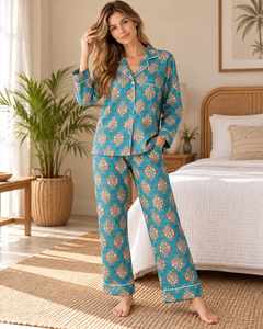 Conjunto de Pijama Vintage para Mujer en Color Verde Azulado con Estampado Paisley, Top de Manga Larga con Cuello de Solapa y Pantalones con Ribete en Contraste, Ropa de Dormir con Estampado Verde Azulado - Product Image 1