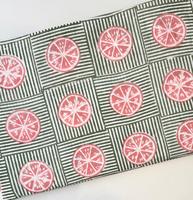 Tissu en coton imprimé à la main de Jaipur, Inde, motif géométrique à rayures vertes et tranches de fruits roses, idéal pour la confection de robes – Vente en gros