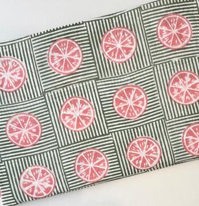 Tela de algodón estampada a mano de Jaipur, India, al por mayor, con diseño geométrico de rayas verdes y rodajas de frutas rosas, material para vestidos. - Product Image 2