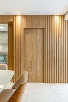 Panneaux muraux WPC à texture bois ou marbre réaliste Pima avec revêtement UV, ignifuges et imperméables pour usage intérieur, modèle 20250515