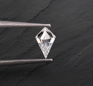 Exclusiva Creación Sparkledge, Diamante Cultivado en Laboratorio con Corte Kite Certificado por IGI, EF VVS VS, Piedra Suelta de Forma Elegante para Colgante o Broche - Product Image 1