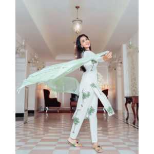 Conjunto de Traje de Algodón Chifón Transpirable con Estampado de Árboles Dibujados a Mano en Verde Salvia para Mujer, Disponible en Talla XS - Product Image 1