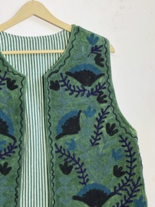 Gilet matelassé en coton brodé fait main |   Veste sans manches florale bohème |   Gilet artisanal d'art populaire |   Gilet réversible à superposer - Product Image 2