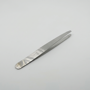 Pince à épiler TEEJAY en acier inoxydable argenté de 9,5 cm, pointe droite, pointe finement travaillée, prise en main parfaite, précision optimale, idéale pour les sourcils et les poils - Product Image 1