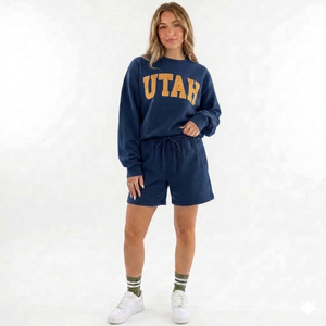 Ensemble haut à col montant et short au-dessus du genou pour femme, coupe décontractée contemporaine, tissu doux de qualité supérieure, style streetwear - Product Image 1