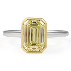 Anillo de Diamante Cultivado en Laboratorio, Corte Esmeralda, 2.60 ct, Color Amarillo Intenso, Certificado IGIC, Oro de 18K, Dos Tonos, Engaste de Bisel, Anillo de Boda - Product Image 4