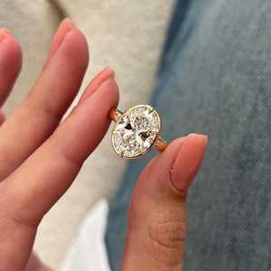 Bague de fiançailles géorgienne sertie de diamants de laboratoire ovales de 5 carats, or jaune 14 carats, certifiée IGI - Product Image 4